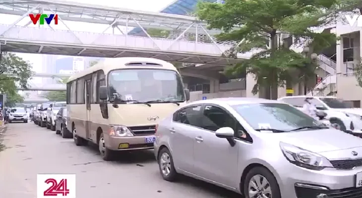 Hà Nội: Đăng kiểm vào mùa, ô tô nối đuôi nhau xếp hàng - Ảnh 1. Hà Nội: Đăng kiểm vào mùa, ô tô nối đuôi nhau xếp hàng - Ảnh 1.