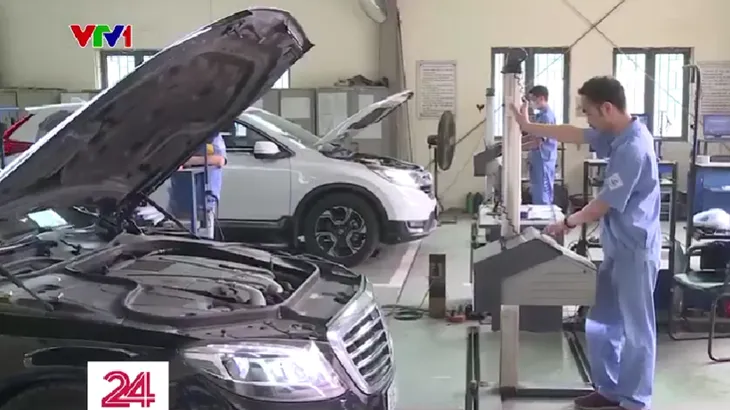 Hà Nội: Đăng kiểm vào mùa, ô tô nối đuôi nhau xếp hàng - Ảnh 2. Hà Nội: Đăng kiểm vào mùa, ô tô nối đuôi nhau xếp hàng - Ảnh 2.