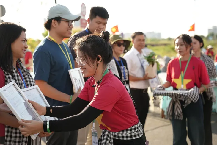 35 tấn rác được thu gom trong chiến dịch Earth Day Việt Nam 2024 - Ảnh 4. 35 tấn rác được thu gom trong chiến dịch Earth Day Việt Nam 2024 - Ảnh 4.