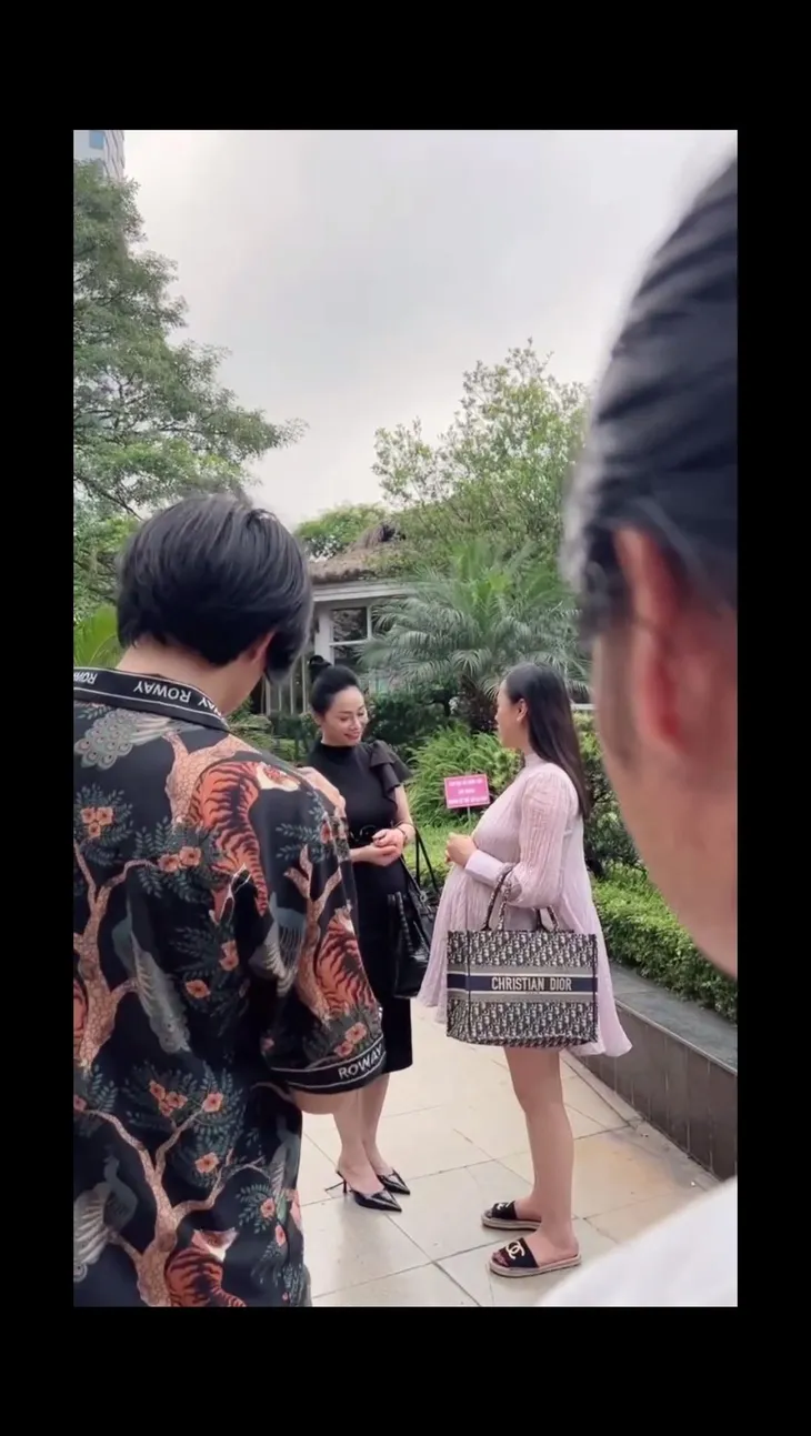 Hai bà bầu Phương Oanh - Thu Quỳnh tái ngộ trong phim mới của VFC - Ảnh 4. Hai bà bầu Phương Oanh - Thu Quỳnh tái ngộ trong phim mới của VFC - Ảnh 4.