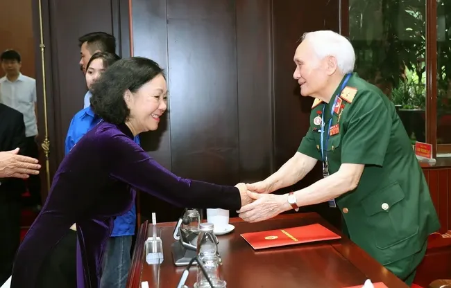 Lãnh đạo Đảng, Nhà nước gặp mặt các chiến sĩ Điện Biên - Ảnh 1. Lãnh đạo Đảng, Nhà nước gặp mặt các chiến sĩ Điện Biên - Ảnh 1.