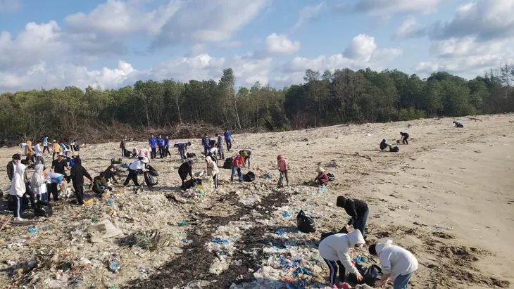 35 tấn rác được thu gom trong chiến dịch Earth Day Việt Nam 2024 - Ảnh 1. 35 tấn rác được thu gom trong chiến dịch Earth Day Việt Nam 2024 - Ảnh 1.
