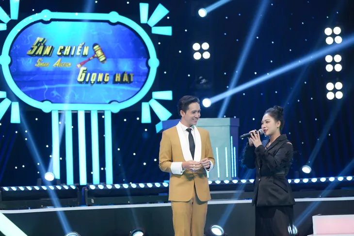 NSND Hồng Vân rơi lệ vì hoàn cảnh éo le của thí sinh tập 3 “Sàn chiến giọng hát” - Ảnh 1. NSND Hồng Vân rơi lệ vì hoàn cảnh éo le của thí sinh tập 3 “Sàn chiến giọng hát” - Ảnh 1.