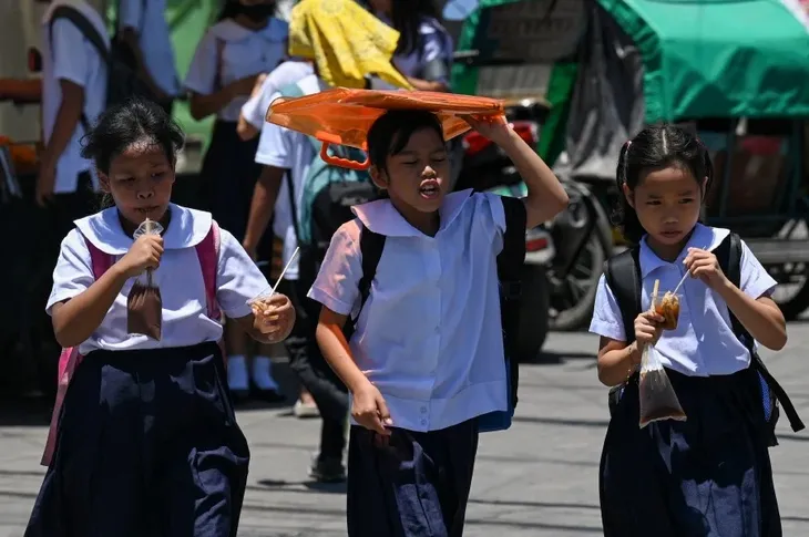 Học sinh 7.000 trường ở Philipines học trực tuyến vì nắng nóng - Ảnh 1. Học sinh 7.000 trường ở Philipines học trực tuyến vì nắng nóng - Ảnh 1.