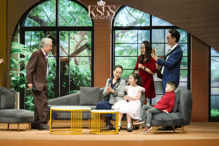 Khách sạn 5 sao: Người vợ kín tiếng của NSND Quang Thọ hiếm hoi xuất hiện trên truyền hình - Ảnh 2. Khách sạn 5 sao: Người vợ kín tiếng của NSND Quang Thọ hiếm hoi xuất hiện trên truyền hình - Ảnh 2.