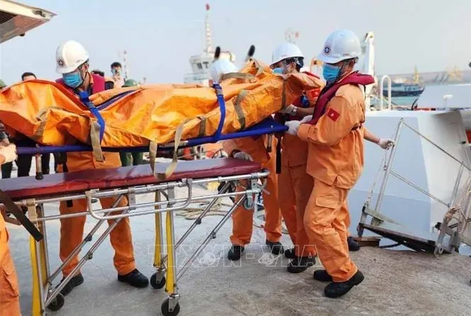 Lật sà lan trên biển Lý Sơn: Xác định danh tính 4 nạn nhân tử vong - Ảnh 1.