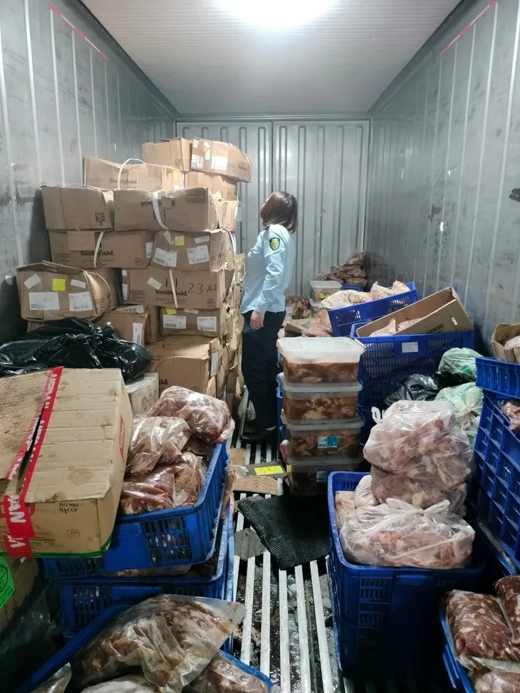 Hà Nội: Phát hiện kho chứa gần 1 tấn thực phẩm đông lạnh có dấu hiệu vi phạm - Ảnh 1. Hà Nội: Phát hiện kho chứa gần 1 tấn thực phẩm đông lạnh có dấu hiệu vi phạm - Ảnh 1.