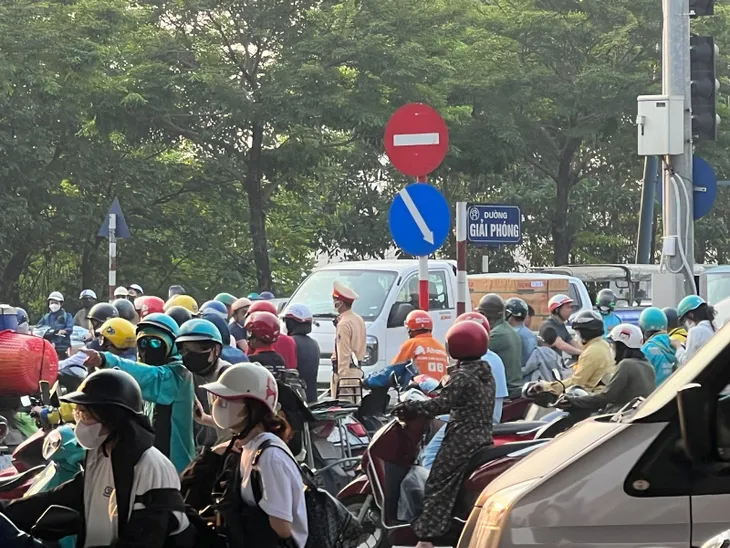 Người dân ùn ùn rời Hà Nội trong ngày làm việc cuối cùng để nghỉ lễ - Ảnh 11. Người dân ùn ùn rời Hà Nội trong ngày làm việc cuối cùng để nghỉ lễ - Ảnh 11.