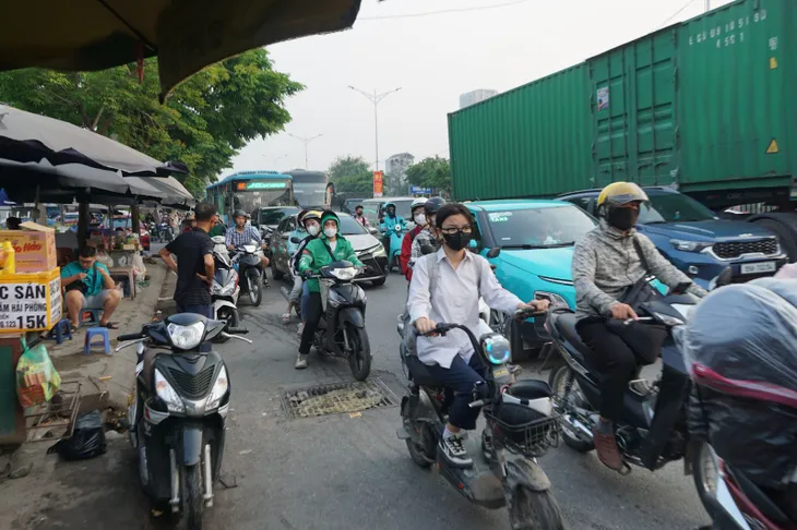 Người dân ùn ùn rời Hà Nội trong ngày làm việc cuối cùng để nghỉ lễ - Ảnh 10. Người dân ùn ùn rời Hà Nội trong ngày làm việc cuối cùng để nghỉ lễ - Ảnh 10.