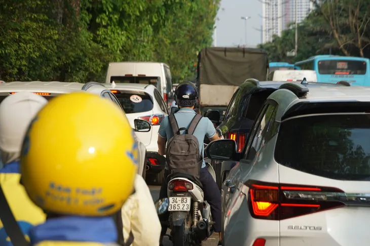 Người dân ùn ùn rời Hà Nội trong ngày làm việc cuối cùng để nghỉ lễ - Ảnh 9. Người dân ùn ùn rời Hà Nội trong ngày làm việc cuối cùng để nghỉ lễ - Ảnh 9.