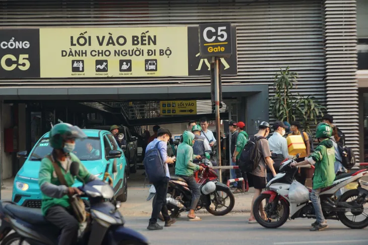 Người dân ùn ùn rời Hà Nội trong ngày làm việc cuối cùng để nghỉ lễ - Ảnh 8. Người dân ùn ùn rời Hà Nội trong ngày làm việc cuối cùng để nghỉ lễ - Ảnh 8.
