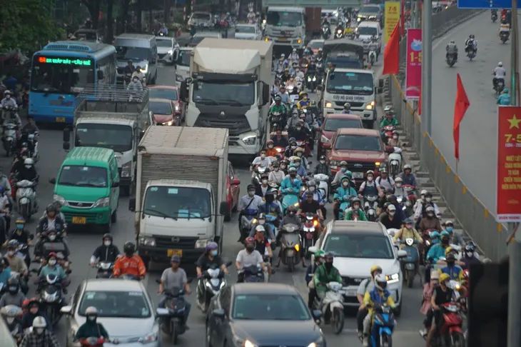 Người dân ùn ùn rời Hà Nội trong ngày làm việc cuối cùng để nghỉ lễ - Ảnh 7. Người dân ùn ùn rời Hà Nội trong ngày làm việc cuối cùng để nghỉ lễ - Ảnh 7.