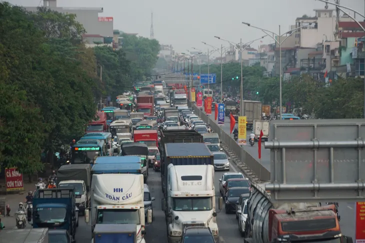 Người dân ùn ùn rời Hà Nội trong ngày làm việc cuối cùng để nghỉ lễ - Ảnh 6. Người dân ùn ùn rời Hà Nội trong ngày làm việc cuối cùng để nghỉ lễ - Ảnh 6.