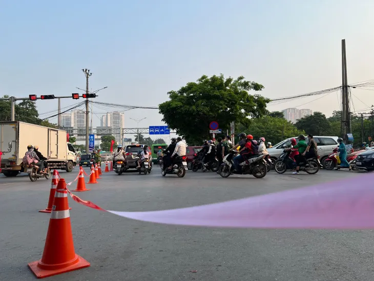 Người dân ùn ùn rời Hà Nội trong ngày làm việc cuối cùng để nghỉ lễ - Ảnh 4. Người dân ùn ùn rời Hà Nội trong ngày làm việc cuối cùng để nghỉ lễ - Ảnh 4.