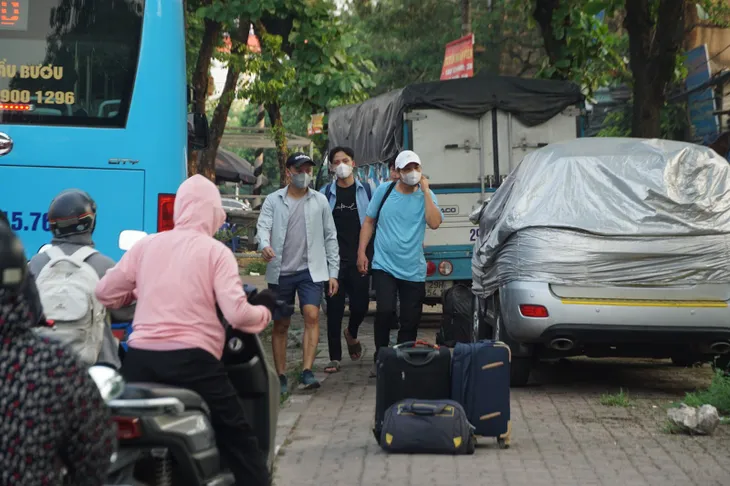 Người dân ùn ùn rời Hà Nội trong ngày làm việc cuối cùng để nghỉ lễ - Ảnh 3. Người dân ùn ùn rời Hà Nội trong ngày làm việc cuối cùng để nghỉ lễ - Ảnh 3.