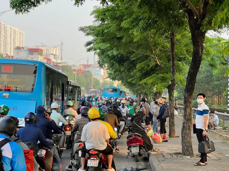 Người dân ùn ùn rời Hà Nội trong ngày làm việc cuối cùng để nghỉ lễ - Ảnh 2. Người dân ùn ùn rời Hà Nội trong ngày làm việc cuối cùng để nghỉ lễ - Ảnh 2.