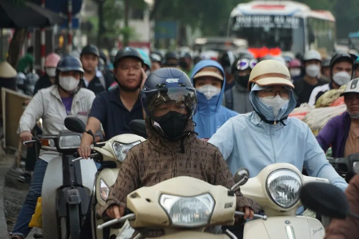 Người dân ùn ùn rời Hà Nội trong ngày làm việc cuối cùng để nghỉ lễ - Ảnh 1. Người dân ùn ùn rời Hà Nội trong ngày làm việc cuối cùng để nghỉ lễ - Ảnh 1.