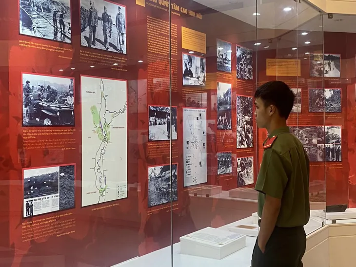 Khai mạc triển lãm Chiến thắng Điện Biên Phủ- Bản hùng ca bất diệt - Ảnh 4. Khai mạc triển lãm Chiến thắng Điện Biên Phủ- Bản hùng ca bất diệt - Ảnh 4.