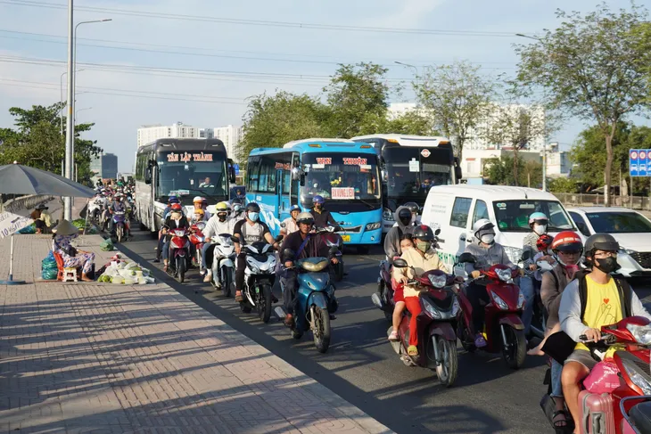 Cửa ngõ TP Hồ Chí Minh ùn ứ nghiêm trọng, bến xe chật kín người về quê nghỉ lễ - Ảnh 1.