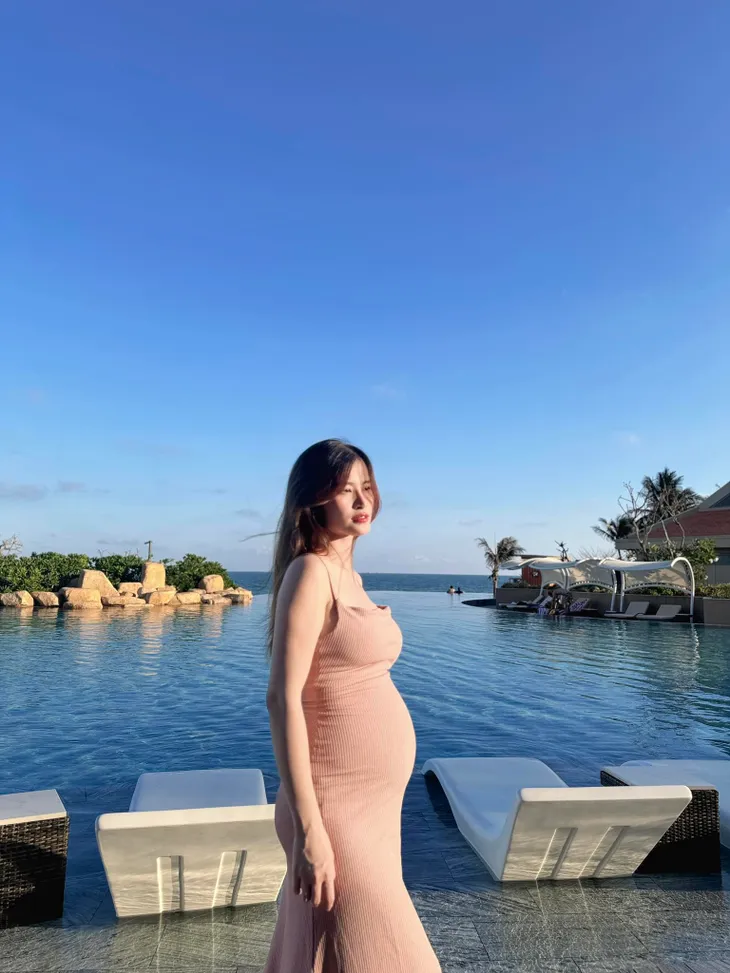 Đông Nhi khoe bụng bầu 5 tháng, Việt Anh lết sàn nhà vì say - Ảnh 1. Đông Nhi khoe bụng bầu 5 tháng, Việt Anh lết sàn nhà vì say - Ảnh 1.