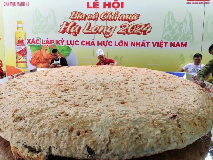 Xác nhận chiếc chả mực lớn nhất Việt Nam - Ảnh 1. Xác nhận chiếc chả mực lớn nhất Việt Nam - Ảnh 1.
