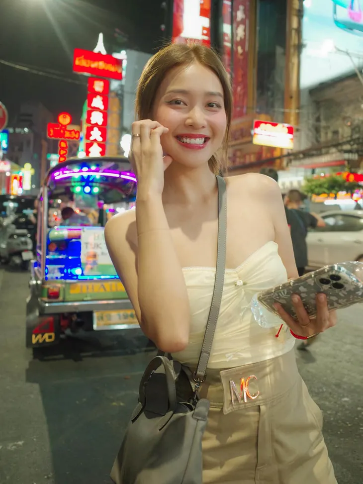 Đông Nhi khoe bụng bầu 5 tháng, Việt Anh lết sàn nhà vì say - Ảnh 6. Đông Nhi khoe bụng bầu 5 tháng, Việt Anh lết sàn nhà vì say - Ảnh 6.