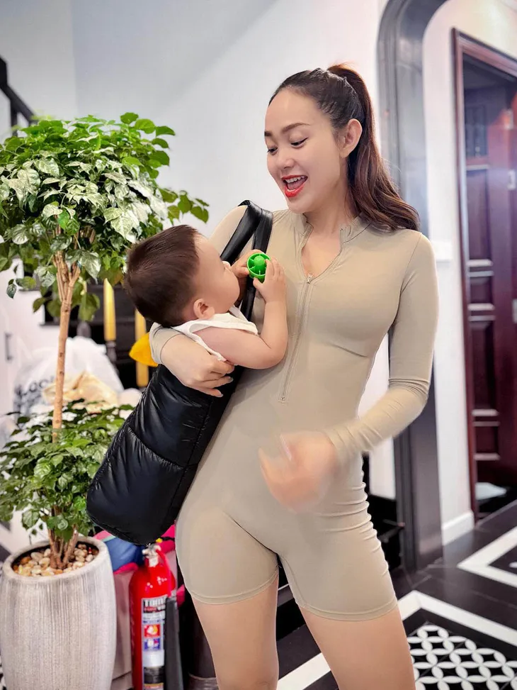 Đông Nhi khoe bụng bầu 5 tháng, Việt Anh lết sàn nhà vì say - Ảnh 4. Đông Nhi khoe bụng bầu 5 tháng, Việt Anh lết sàn nhà vì say - Ảnh 4.
