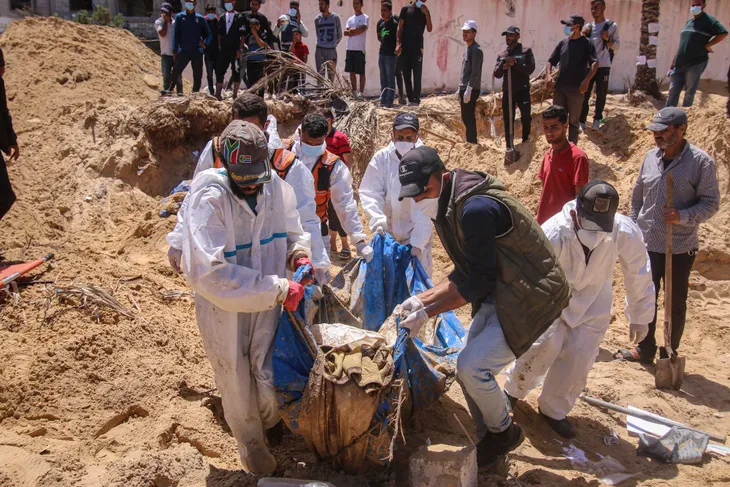 Điều tra vụ việc ngôi mộ tập thể ở Gaza - Ảnh 1. Điều tra vụ việc ngôi mộ tập thể ở Gaza - Ảnh 1.