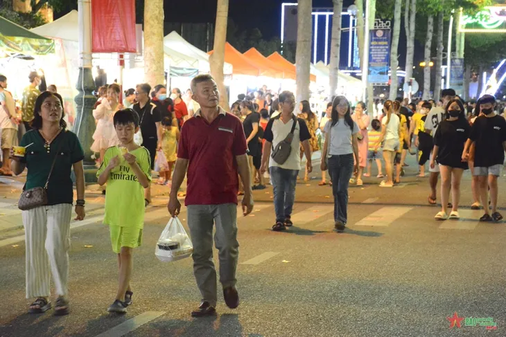 Khai trương tuyến phố đi bộ đầu tiên tại thành phố Phan Rang - Tháp Chàm - Ninh Thuận - Ảnh 2. Khai trương tuyến phố đi bộ đầu tiên tại thành phố Phan Rang - Tháp Chàm - Ninh Thuận - Ảnh 2.