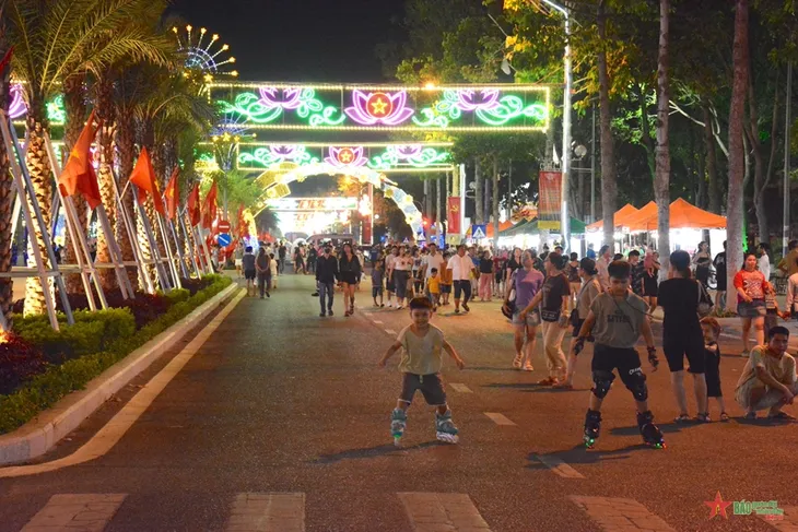 Khai trương tuyến phố đi bộ đầu tiên tại thành phố Phan Rang - Tháp Chàm - Ninh Thuận - Ảnh 3. Khai trương tuyến phố đi bộ đầu tiên tại thành phố Phan Rang - Tháp Chàm - Ninh Thuận - Ảnh 3.