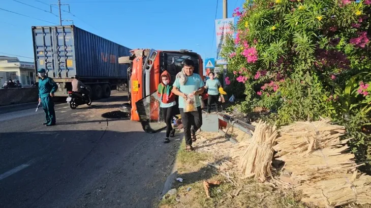 Xe chở hơn 40 công nhân lật ngang trên Quốc lộ 1 ở Long An - Ảnh 1. Xe chở hơn 40 công nhân lật ngang trên Quốc lộ 1 ở Long An - Ảnh 1.