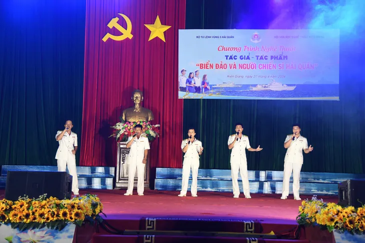 Chương trình nghệ thuật giới thiệu tác giả, tác phẩm chủ đề Biển, đảo và người chiến sĩ Hải quân - Ảnh 4.