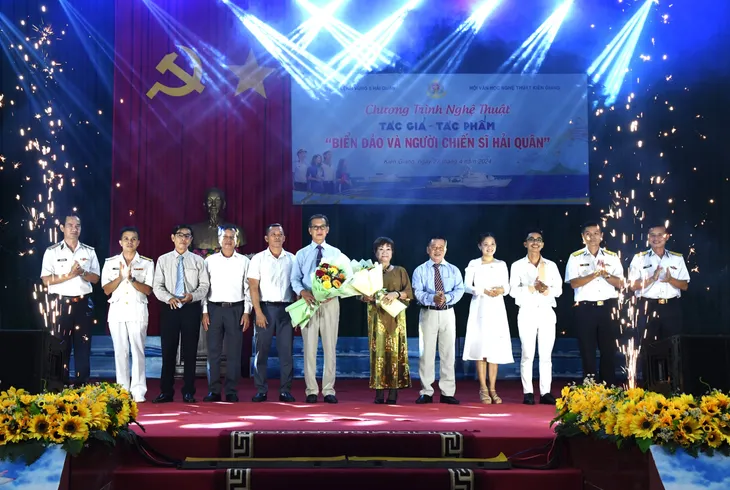 Chương trình nghệ thuật giới thiệu tác giả, tác phẩm chủ đề Biển, đảo và người chiến sĩ Hải quân - Ảnh 5.