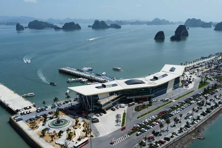 Quảng Ninh không cho du khách mang sản phẩm nhựa dùng một lần ra các xã đảo của Vân Đồn - Ảnh 1.