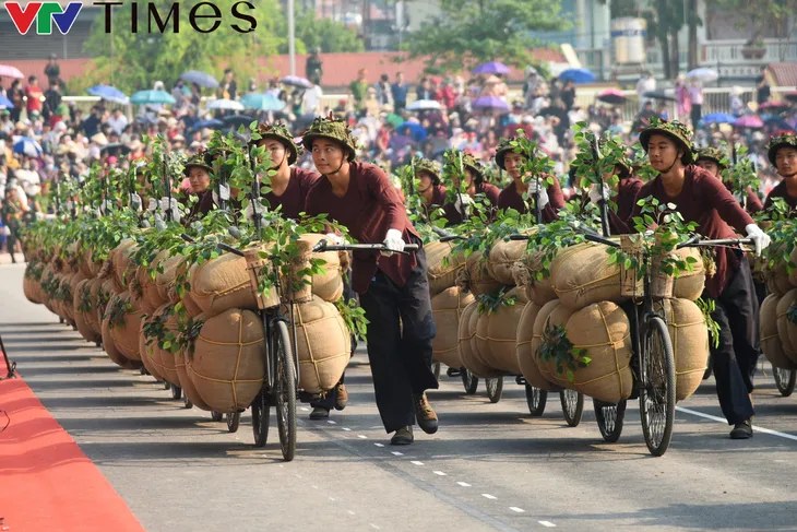 Hợp luyện diễu binh, diễu hành kỷ niệm 70 năm chiến thắng Điện Biên Phủ - Ảnh 12.