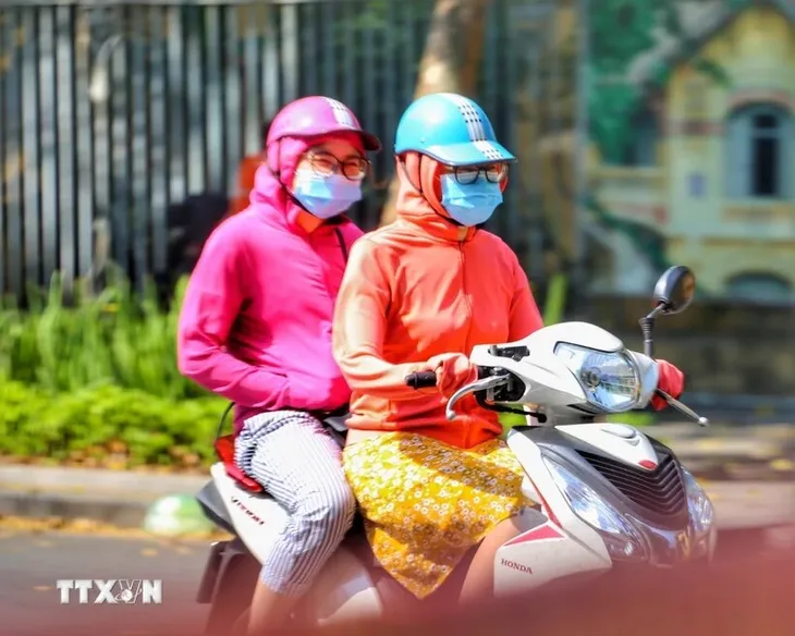 Cả nước nắng nóng, có nơi trên 42 độ C - Ảnh 1. Cả nước nắng nóng, có nơi trên 42 độ C - Ảnh 1.