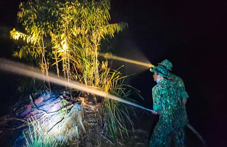Kiên Giang: Gần 550 cán bộ, chiến sĩ tham gia chữa cháy rừng - Ảnh 3. Kiên Giang: Gần 550 cán bộ, chiến sĩ tham gia chữa cháy rừng - Ảnh 3.