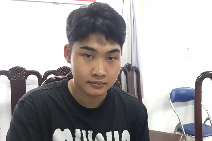 Sau khi giết bà cụ 75 tuổi, nghi can mặc áo dân phòng cùng công an truy tìm hung thủ - Ảnh 1. Sau khi giết bà cụ 75 tuổi, nghi can mặc áo dân phòng cùng công an truy tìm hung thủ - Ảnh 1.