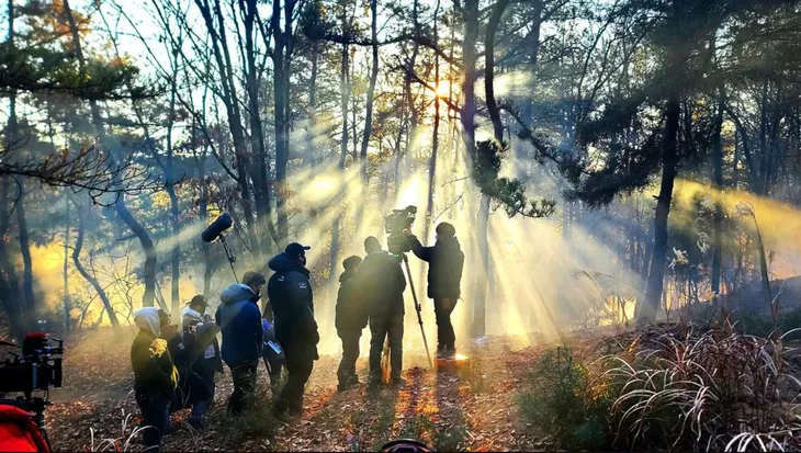 Netflix ấn định ngày phát hành Goodbye Earth bất chấp những bê bối của Yoo Ah In - Ảnh 2. Netflix ấn định ngày phát hành Goodbye Earth bất chấp những bê bối của Yoo Ah In - Ảnh 2.