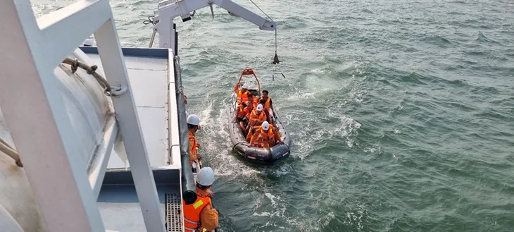 Cứu hộ 10 thuyền viên gặp nạn tại vùng biển cửa Ba Lạt, Nam Định - Ảnh 1. Cứu hộ 10 thuyền viên gặp nạn tại vùng biển cửa Ba Lạt, Nam Định - Ảnh 1.