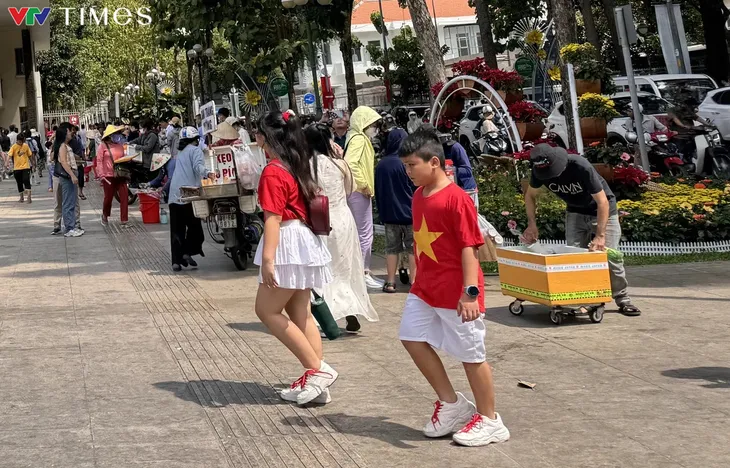 Dòng người xếp hàng dài tham quan Dinh Độc Lập sáng 30/4 - Ảnh 9. Dòng người xếp hàng dài tham quan Dinh Độc Lập sáng 30/4 - Ảnh 9.