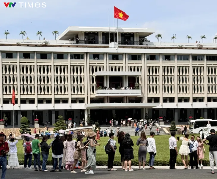 Dòng người xếp hàng dài tham quan Dinh Độc Lập sáng 30/4 - Ảnh 10. Dòng người xếp hàng dài tham quan Dinh Độc Lập sáng 30/4 - Ảnh 10.
