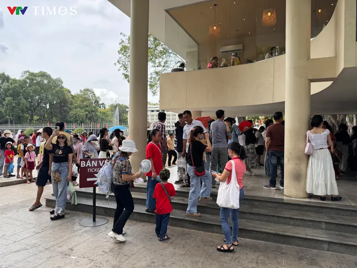 Dòng người xếp hàng dài tham quan Dinh Độc Lập sáng 30/4 - Ảnh 5. Dòng người xếp hàng dài tham quan Dinh Độc Lập sáng 30/4 - Ảnh 5.