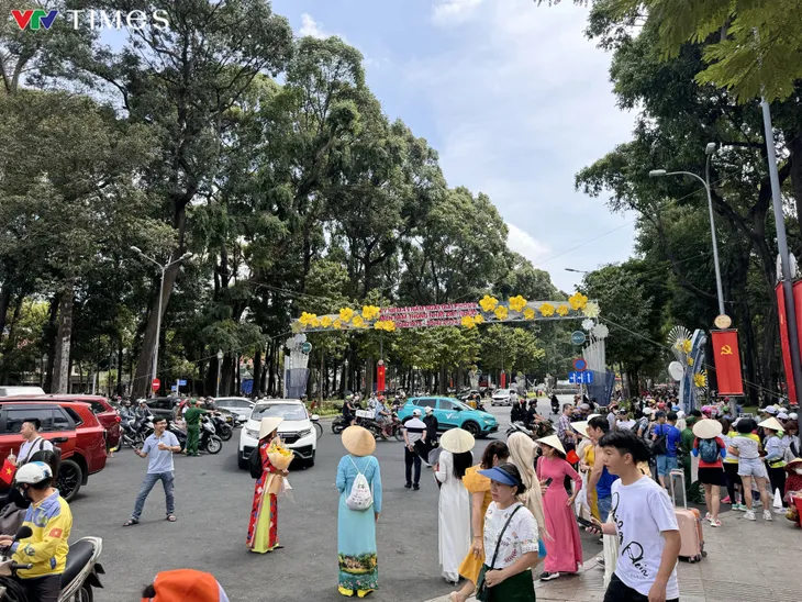 Dòng người xếp hàng dài tham quan Dinh Độc Lập sáng 30/4 - Ảnh 8. Dòng người xếp hàng dài tham quan Dinh Độc Lập sáng 30/4 - Ảnh 8.