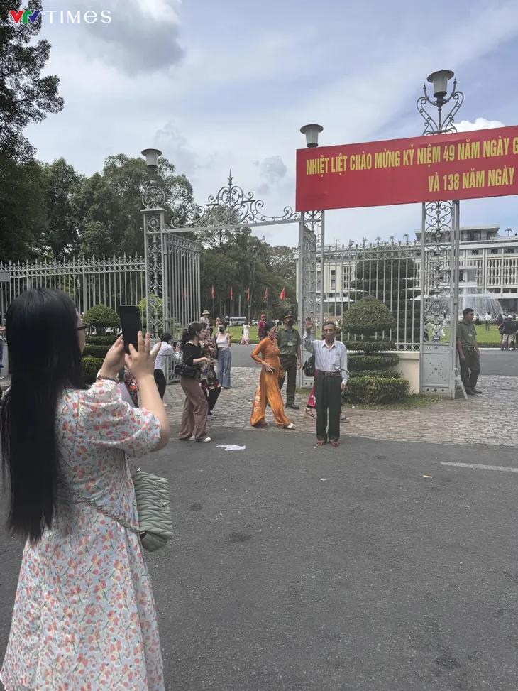 Dòng người xếp hàng dài tham quan Dinh Độc Lập sáng 30/4 - Ảnh 6. Dòng người xếp hàng dài tham quan Dinh Độc Lập sáng 30/4 - Ảnh 6.