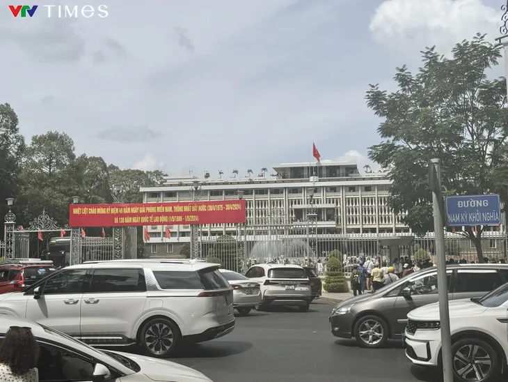 Dòng người xếp hàng dài tham quan Dinh Độc Lập sáng 30/4 - Ảnh 1. Dòng người xếp hàng dài tham quan Dinh Độc Lập sáng 30/4 - Ảnh 1.