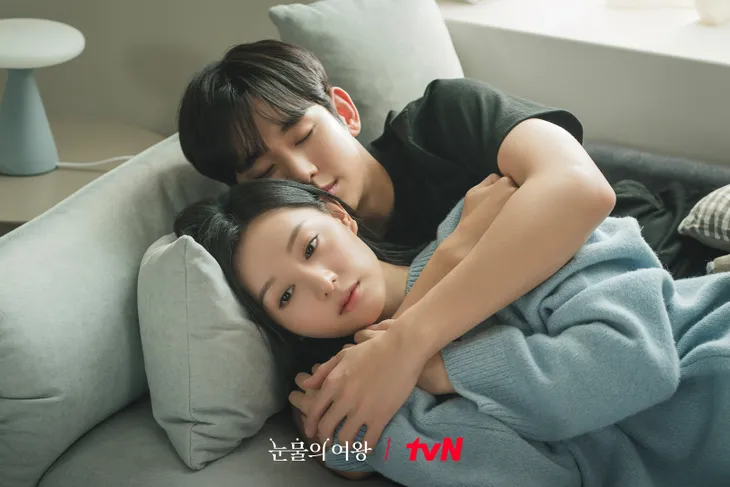 Nữ hoàng nước mắt vẫn lặp lại những khuôn sáo của phim truyền hình Hàn Quốc? - Ảnh 2. Nữ hoàng nước mắt vẫn lặp lại những khuôn sáo của phim truyền hình Hàn Quốc? - Ảnh 2.