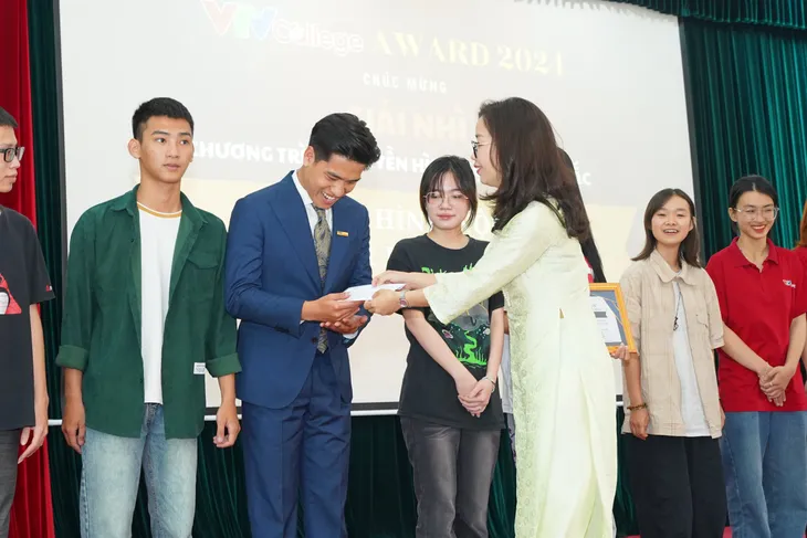 Trường Cao đẳng Truyền hình: Tôn vinh những sản phẩm báo chí xuất sắc - Ảnh 2. Trường Cao đẳng Truyền hình: Tôn vinh những sản phẩm báo chí xuất sắc - Ảnh 2.