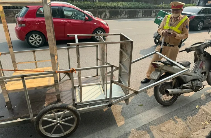 Bố say rượu đến chốt CSGT đập xe, bênh con vi phạm giao thông - Ảnh 1. Bố say rượu đến chốt CSGT đập xe, bênh con vi phạm giao thông - Ảnh 1.