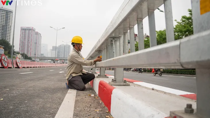 Diện mạo mới của nút giao Mai Dịch trước ngày thông xe cầu vượt thép - Ảnh 9. Diện mạo mới của nút giao Mai Dịch trước ngày thông xe cầu vượt thép - Ảnh 9.